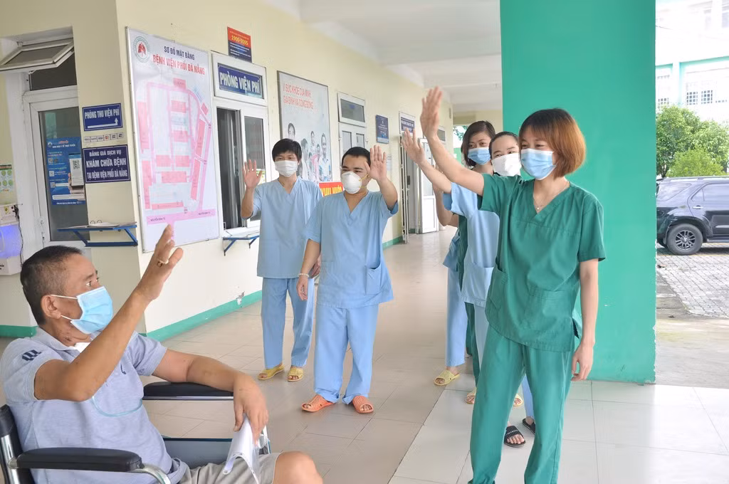 Đà Nẵng: Bệnh nhân diễn biến nặng cuối cùng được chữa khỏi và xuất viện -0