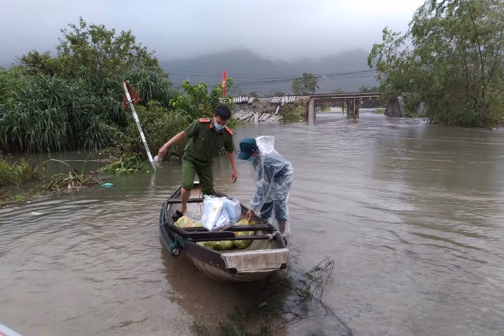 Công an huyện Phú Lộc dầm mình trong mưa lũ để chống dịch, đảm bảo an toàn giao thông -0