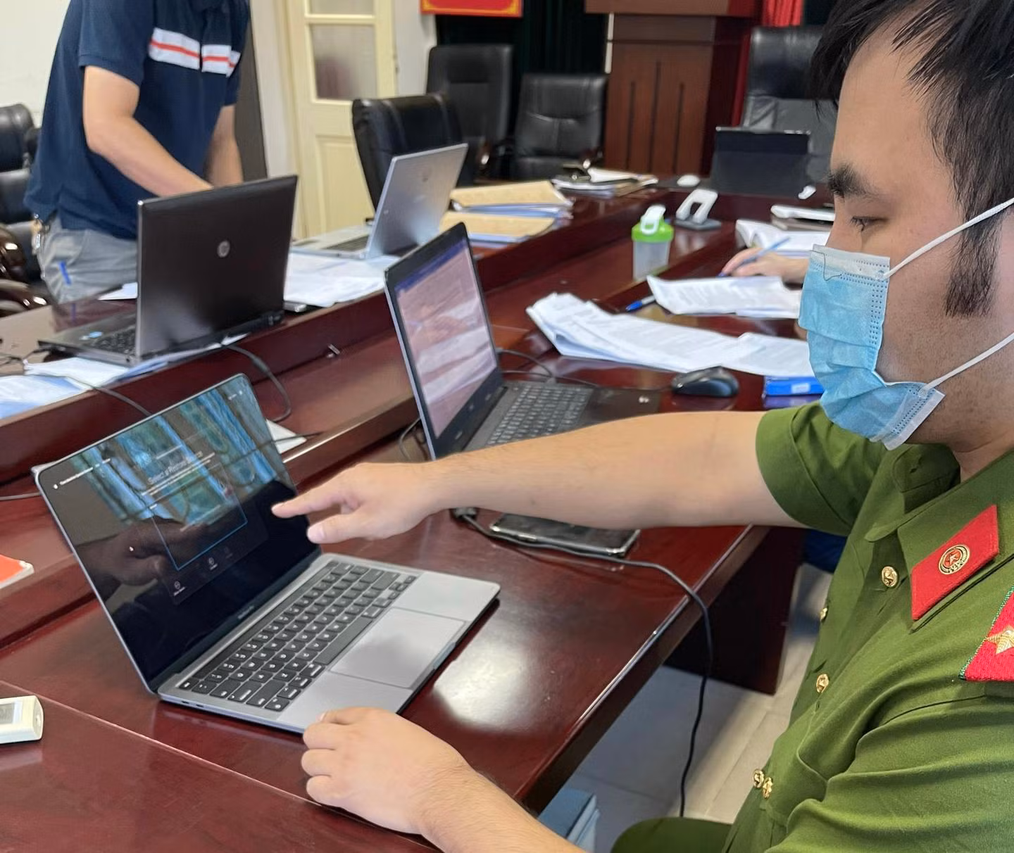 Rạng sáng tỉnh dậy, trai tây bàng hoàng phát hiện laptop biến mất cùng cô bạn gái quen qua mạng -0