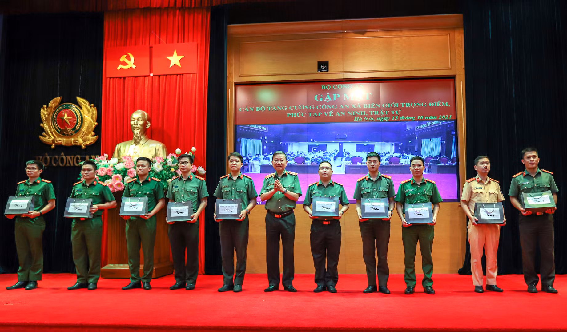 Bộ trưởng Tô Lâm gặp mặt động viên gần 400 cán bộ tăng cường về xã biên giới, trọng điểm -1