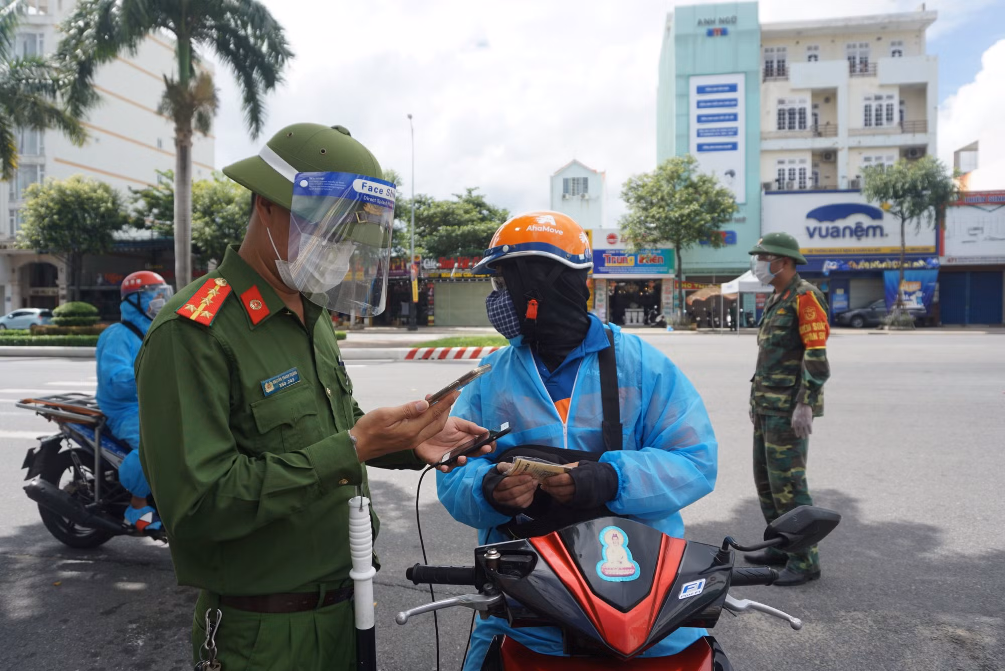 Đà Nẵng vẫn duy trì các chốt kiểm soát dịch COVID-19 khi thành phố mở lại tất cả các hoạt động -1