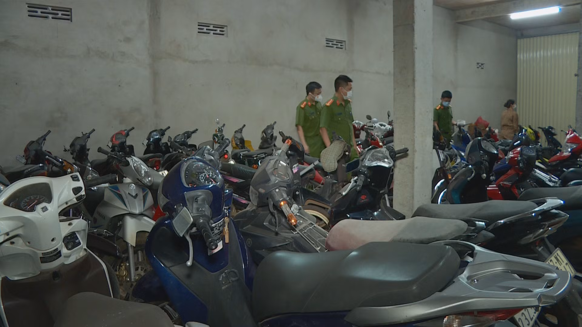 Tiệm cầm đồ chứa 23 chiếc xe máy không rõ nguồn gốc -0