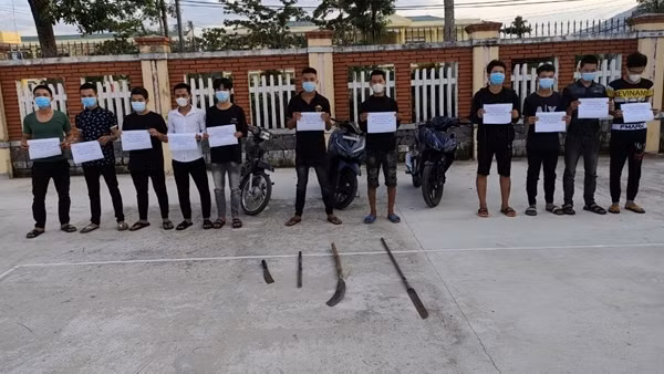 Đối tượng truy nã bị bắt giữ khi về nhà thăm vợ ảnh 3