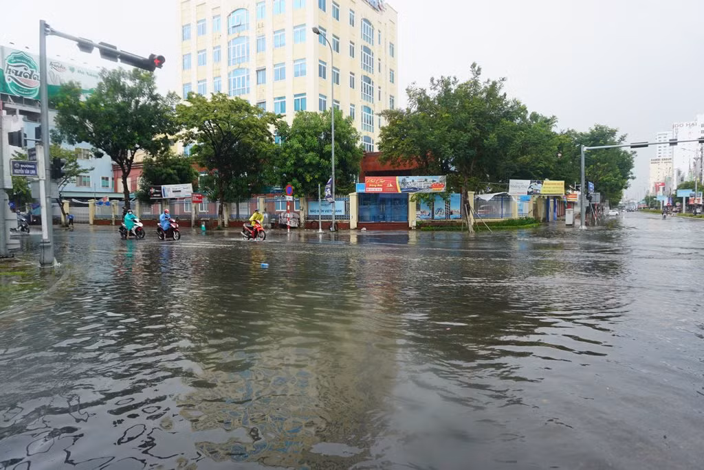 Đà Nẵng ứng phó lũ quét khu vực ven sông do mưa lớn trên diện rộng -1