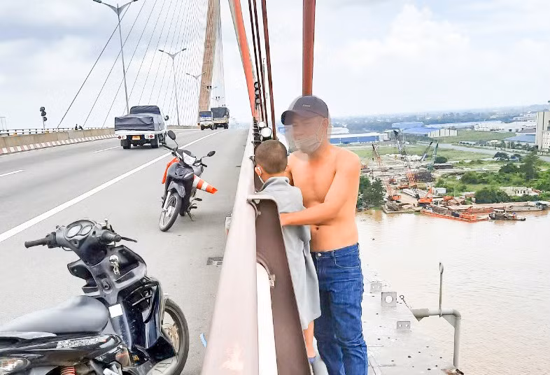Công an phường kiên trì khuyên ngăn người đàn ông ẳm con nhỏ định nhảy cầu tự tử -0