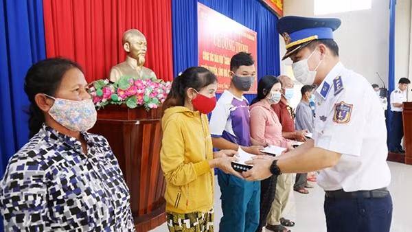Cảnh sát biển đồng hành cùng ngư dân Quảng Nam