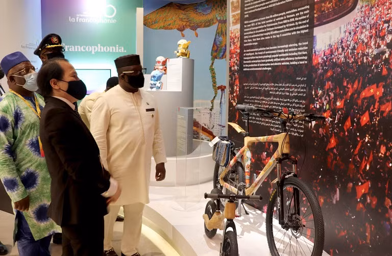 Tổng thống Sierra Leone thăm Nhà Triển lãm Việt Nam tại EXPO 2020 Dubai -0