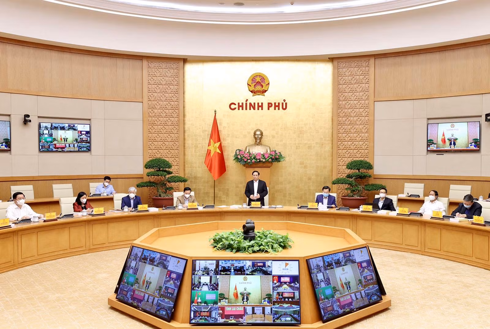 Các địa phương không được quy định trái với quy định của Trung ương trong phòng chống dịch và phục hồi, phát triển kinh tế -0