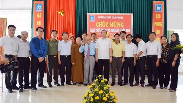 Giáo sư Vũ Khiêu với Bác Hồ và “Anh Văn”, “Anh Sáu” ảnh 5