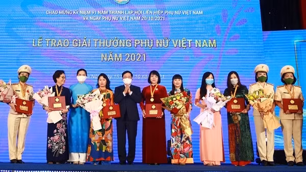 Hai điển hình của Bộ Công an nhận Giải thưởng Phụ nữ Việt Nam năm 2021