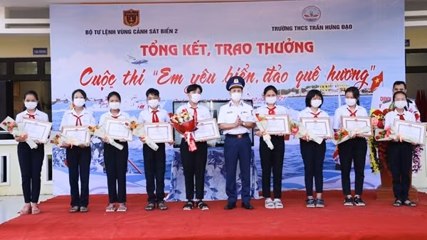 Đưa Luật Cảnh sát biển Việt Nam đến với ngư dân Quảng Ninh ảnh 2