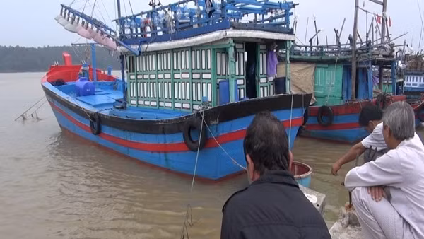 Tìm kiếm 3 người mất tích tại khu vực cầu Trà Bồng ảnh 2