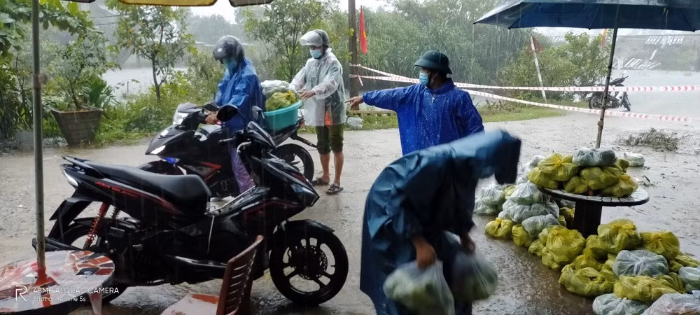 Công an huyện Phú Lộc dầm mình trong mưa lũ để chống dịch, đảm bảo an toàn giao thông -0