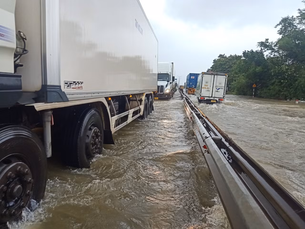 Thừa Thiên Huế: Mưa lớn, thủy điện tăng mức xả lũ, nhiều địa phương ngập cục bộ -0