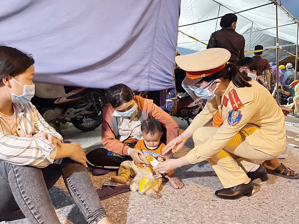 Cảnh sát giao thông phục vụ hiệu quả “mục tiêu kép”&nbsp; -0