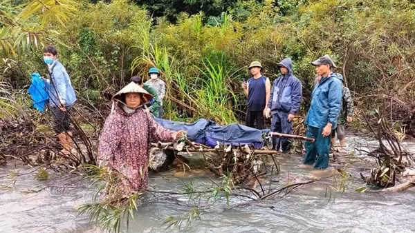 Cứu trợ khẩn cấp lương thực, nhu yếu phẩm cho người dân, chủ động ứng phó đợt mưa lũ mới ảnh 4