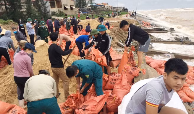 Hai kè biển gần trăm tỷ bị sóng đánh tan hoang -0