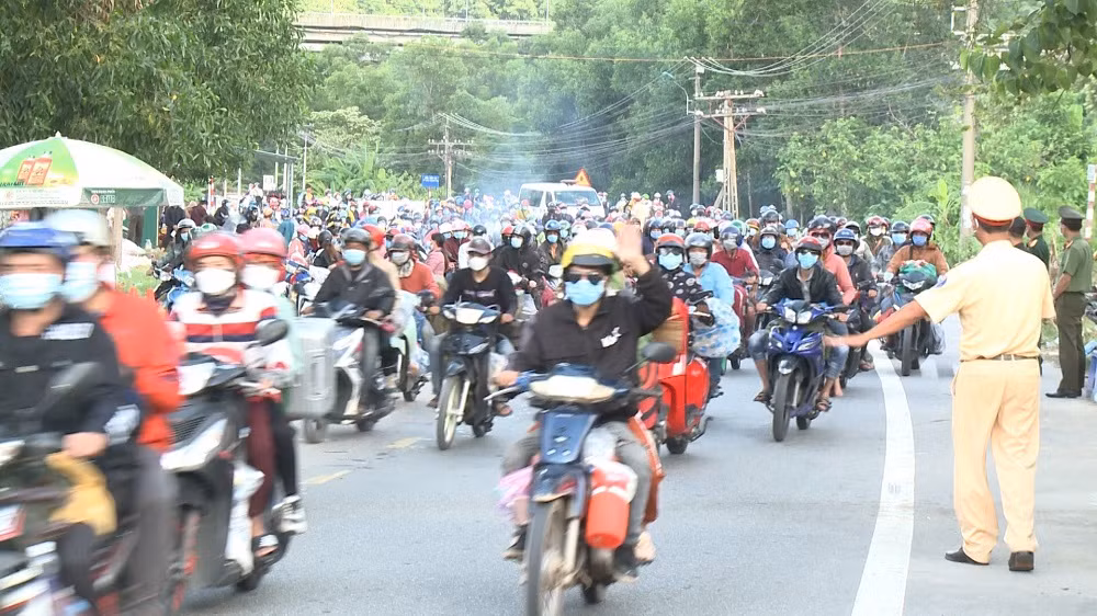  Nhiều người dân được tặng xe trên đường về quê -0