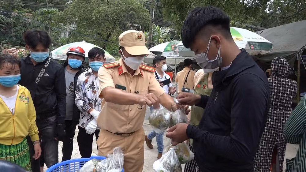  Nhiều người dân được tặng xe trên đường về quê -0
