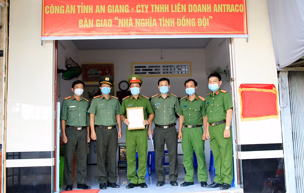Công an tỉnh An Giang bàn giao 5 căn nhà “Nghĩa tình đồng đội” -0