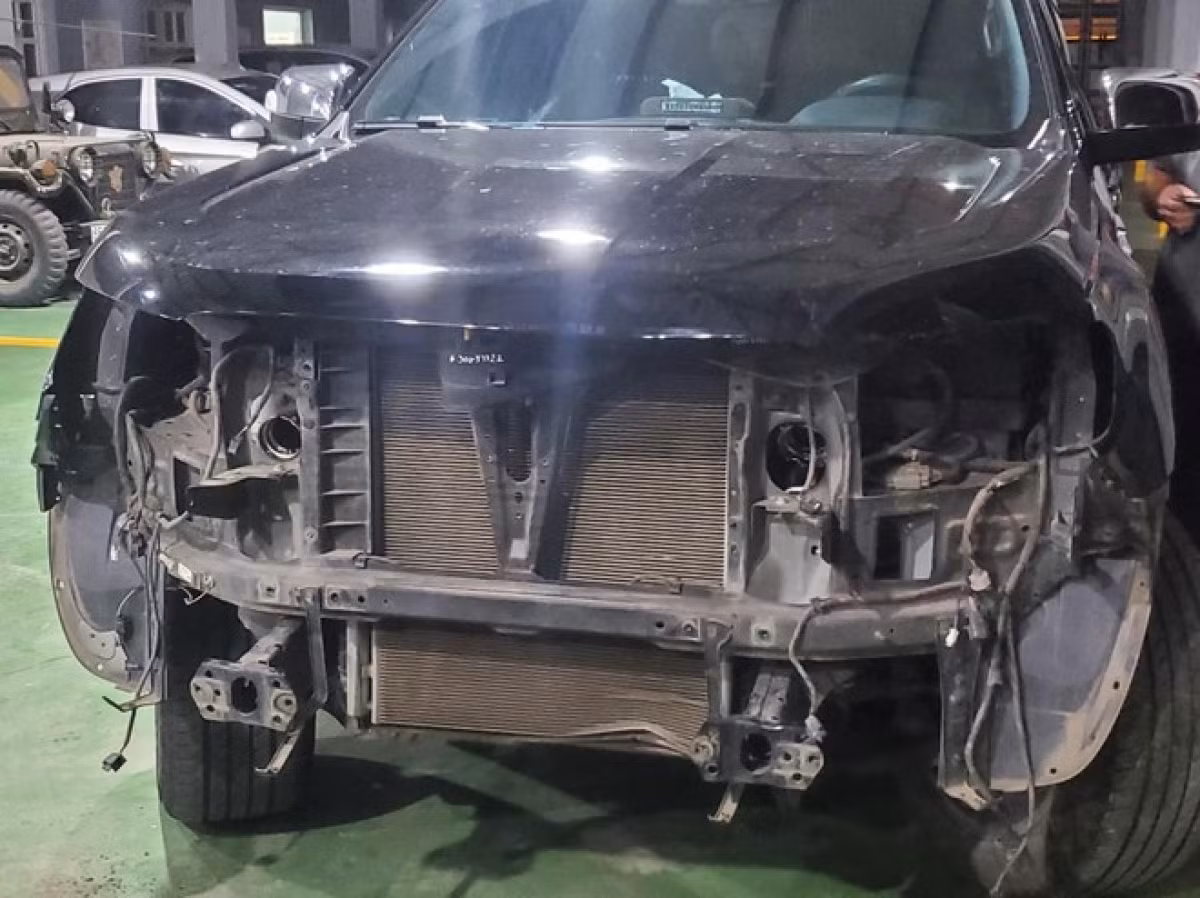 xe ô tô của hùng hỏng hóc nặng sau cú va chạm mạnh.jpg -0