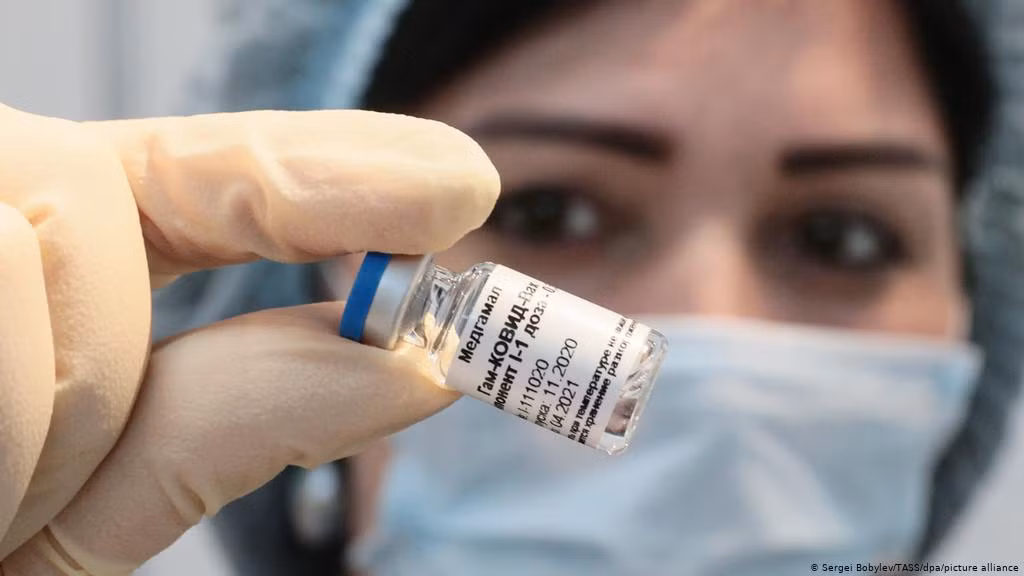 Người Nga đổ xô ra nước ngoài tiêm vaccine ngừa COVID-19 -0