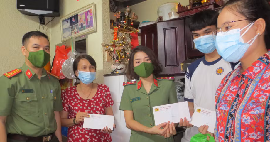 “Triệu túi an ninh” sưởi ấm tình người -0