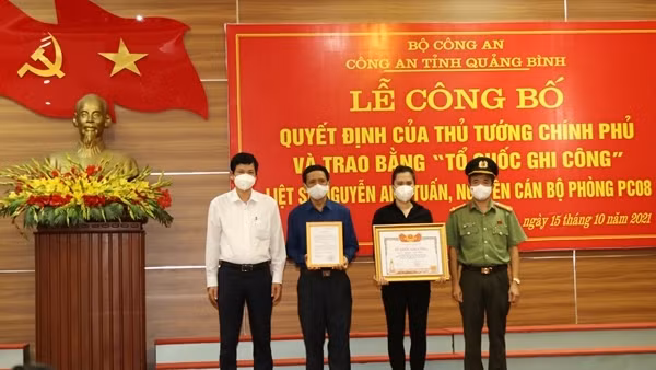 Trao Bằng Tổ quốc ghi công cho Liệt sĩ- Đại úy Nguyễn Anh Tuấn