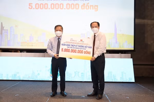 Techcombank tặng 5 tỷ đồng tri ân lực lượng tuyến đầu chống dịch tại TP Hồ Chí Minh -0