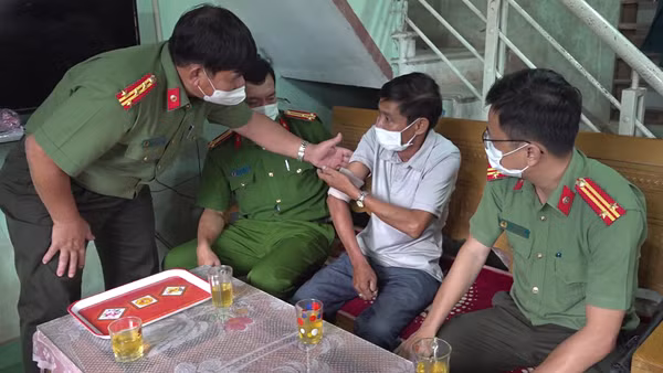 Tạm giữ lái xe phê ma tuý thông chốt kiểm dịch, tông chiến sĩ CSGT ảnh 3