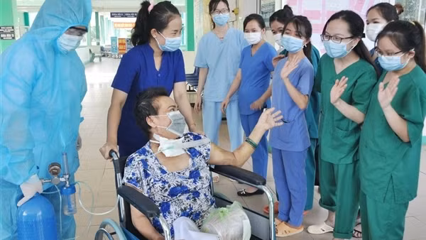 Người đàn ông bị nang giả tụy cực lớn được cứu sống ảnh 4