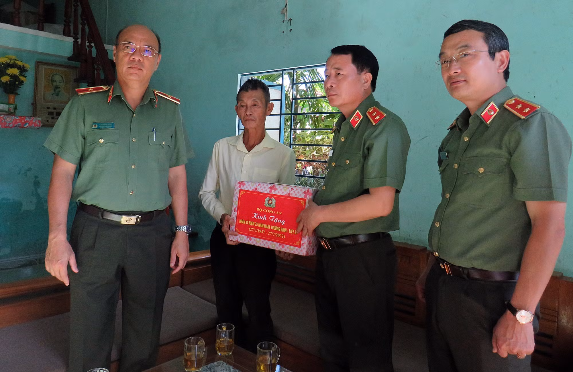 Thứ trưởng Lê Quốc Hùng dâng hoa, dâng hương tri ân anh hùng, liệt sĩ tại Quảng Nam -0