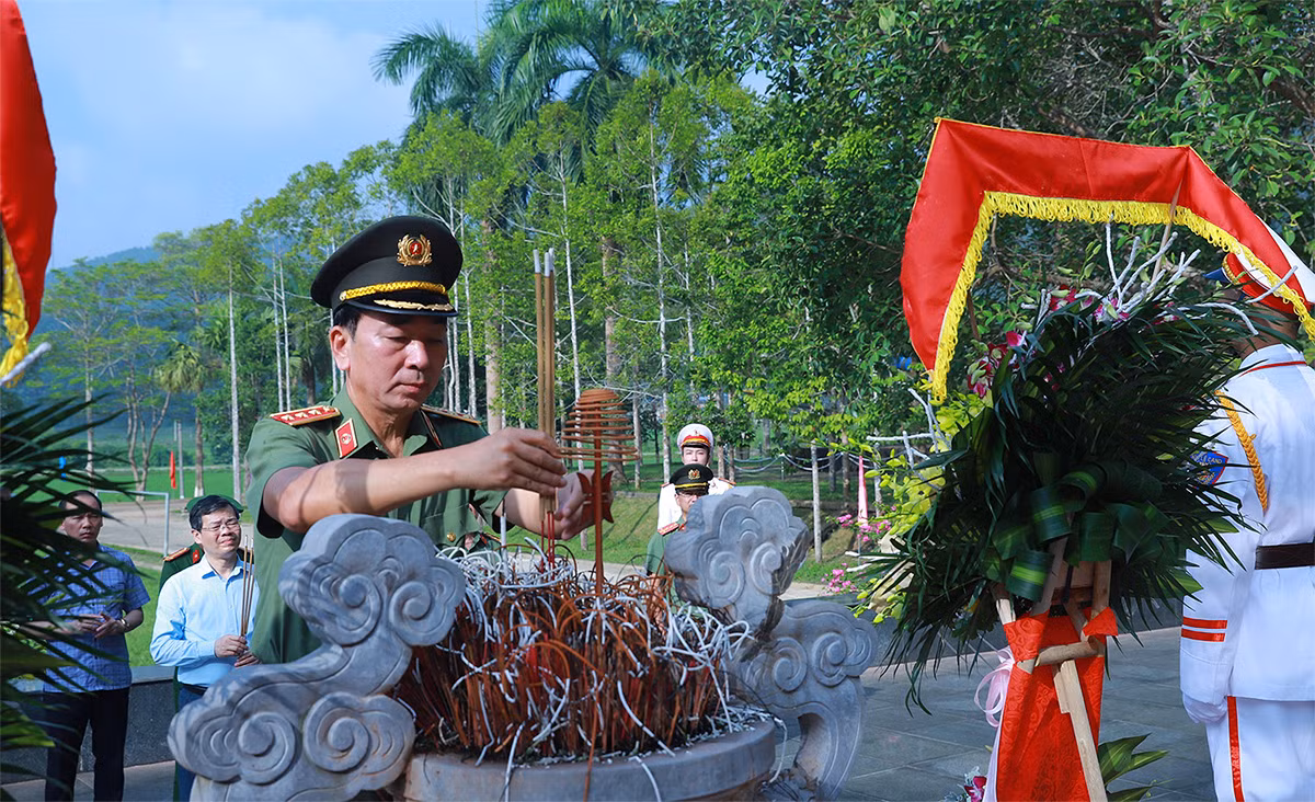  Thứ trưởng Trần Quốc Tỏ dâng hương tại Khu di tích lịch sử Nha Công an Trung ương -0