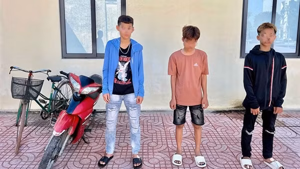 Gây tai nạn liên hoàn, tài xế quỳ xuống đường xin tha thứ ảnh 5