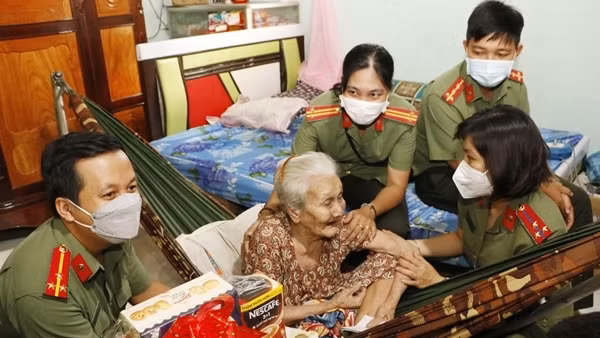 Nhiều hoạt động ý nghĩa tại triển lãm “75 năm đền ơn đáp nghĩa”