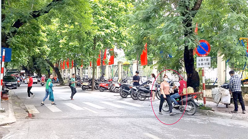 Hà Nội: Tràn lan tình trạng lấn chiếm vỉa hè làm nơi kinh doanh -0