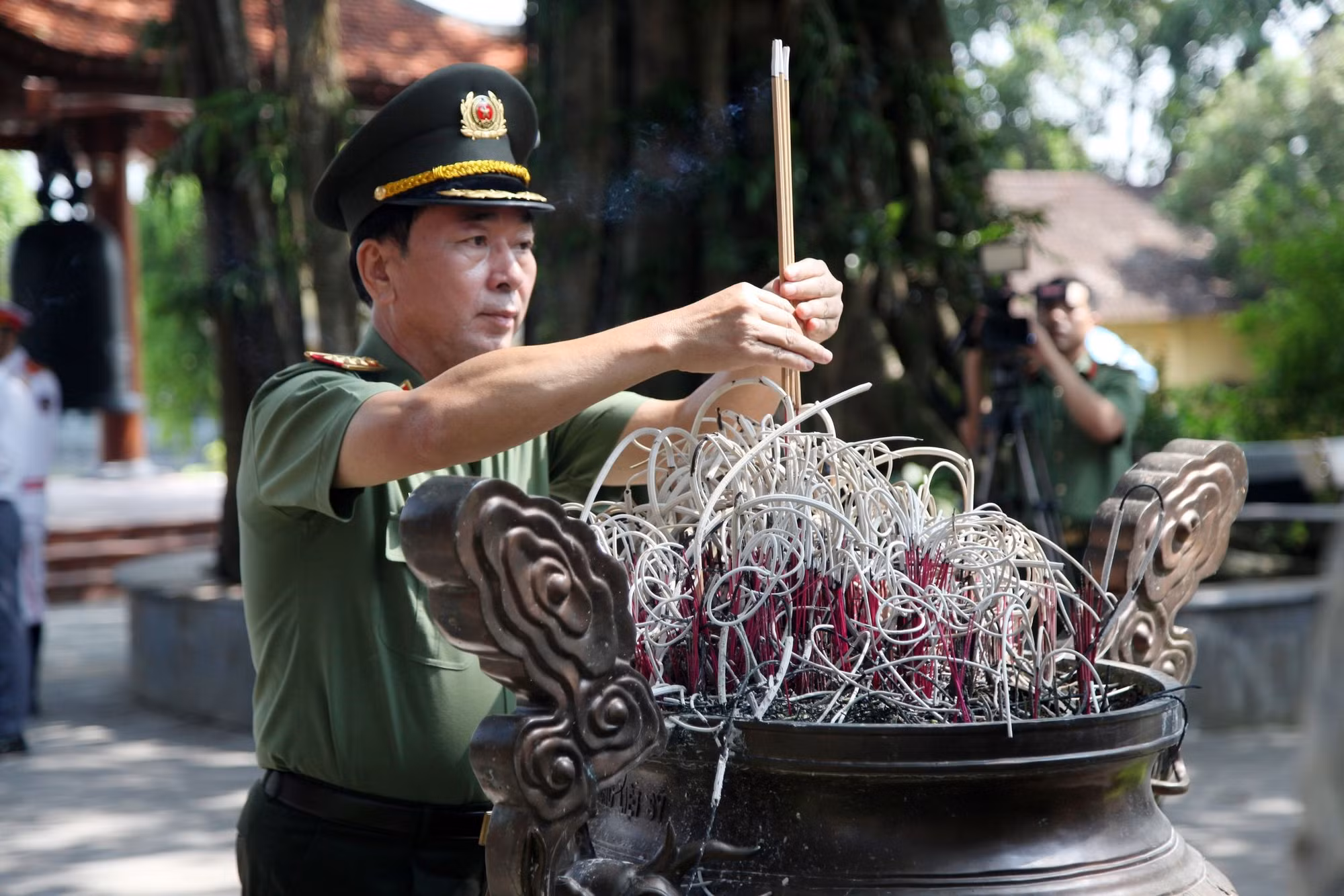 Thứ trưởng&nbsp;Trần Quốc Tỏ dâng hương và thăm hỏi, tặng quà gia đình chính sách nhân dịp 27/7 -3
