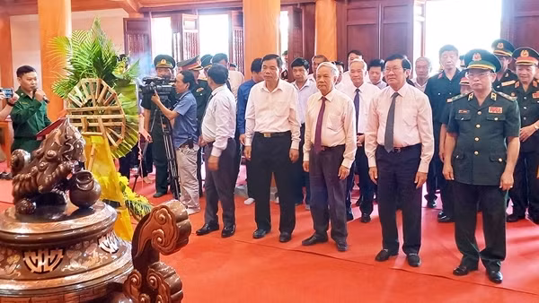 Lãnh đạo TP Hồ Chí Minh dâng hương tưởng niệm các Anh hùng Liệt sĩ ảnh 5