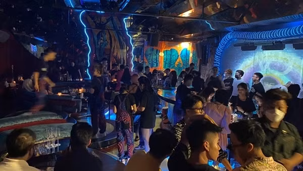Thu giữ hàng chục bình “khí cười” tại các quán bar phố cổ Hà Nội