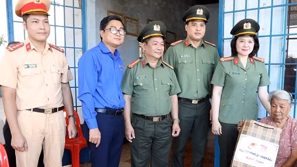 Đoàn Thanh niên Bộ Công an về nguồn, tri ân các Anh hùng - Liệt sĩ