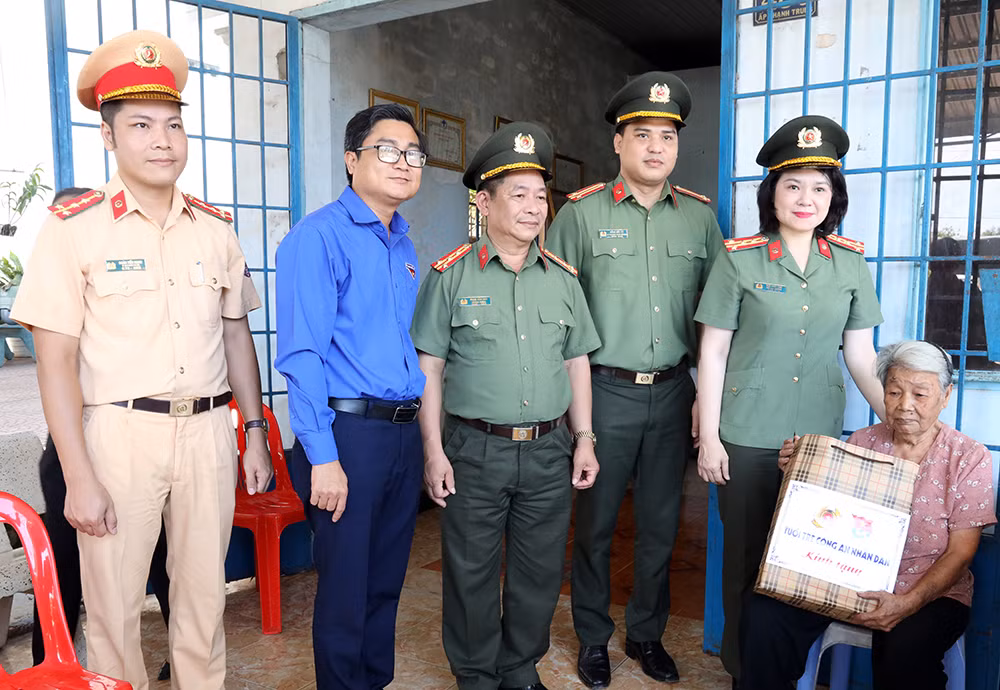 Đoàn Thanh niên Bộ Công an về nguồn, tri ân các Anh hùng - Liệt sĩ -0
