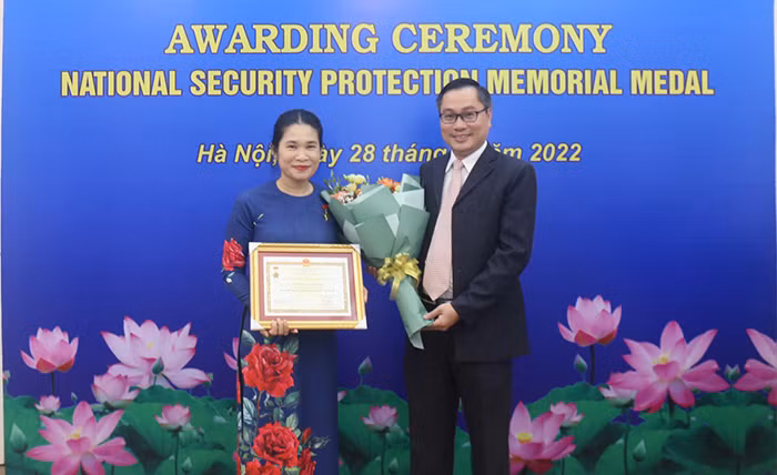 Bộ Công an trao Kỷ niệm chương “Bảo vệ an ninh Tổ quốc” tặng 2 cá nhân -0