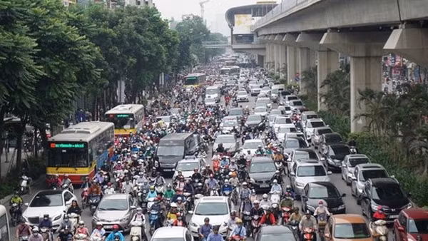 Từ 6/8, phân làn cứng tách ô tô, xe máy trên đường Nguyễn Trãi