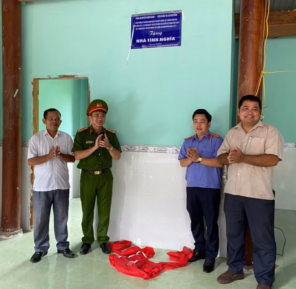 Công an huyện Nam Giang bàn giao nhà tình nghĩa ở xã biên giới Việt – Lào -0