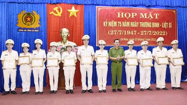 Công an tỉnh Cà Mau họp mặt kỷ niệm 75 năm Ngày Thương binh, liệt sỹ
