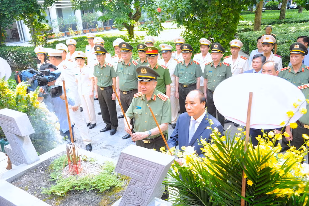 Đoàn đại biểu Đảng ủy Công an Trung ương dâng hương tưởng niệm Chủ tịch Hồ Chí Minh -1