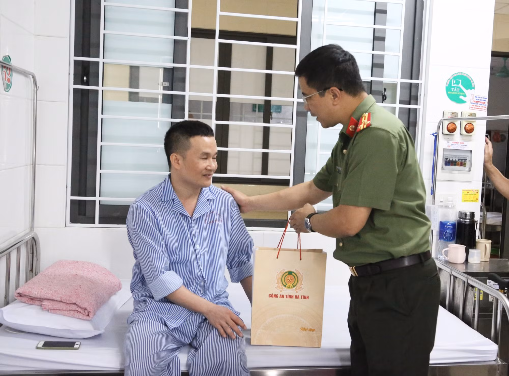 Giám đốc Công an Hà Tĩnh thăm, tặng quà cán bộ chiến sỹ bị thương khi làm nhiệm vụ -0