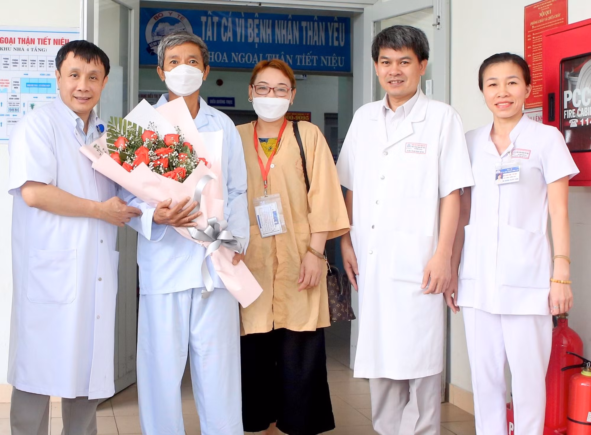 Ghép thận tự thân cứu bệnh nhân bị biến chứng nguy hiểm khi tán sỏi -0