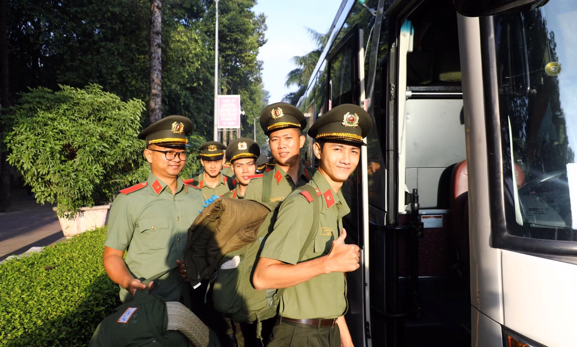 Gần 300 cán bộ, giảng viên và học viên ANND “3 cùng” với người dân -0