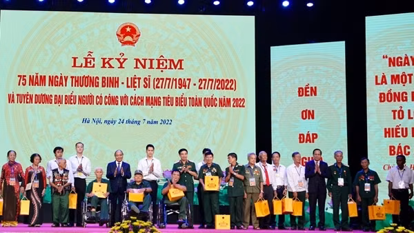 Lãnh đạo Cục Truyền thông CAND thăm hỏi các gia đình liệt sĩ Công an ảnh 5